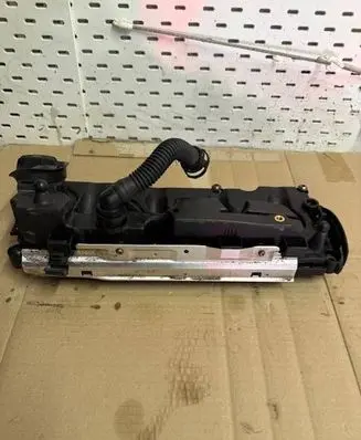 Volkswagen Golf VII Rocker cam cover 04L103475A