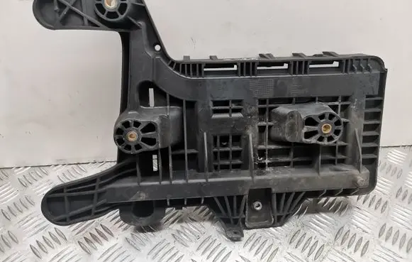 Volkswagen PASSAT B6 Battery tray 1K0915333C