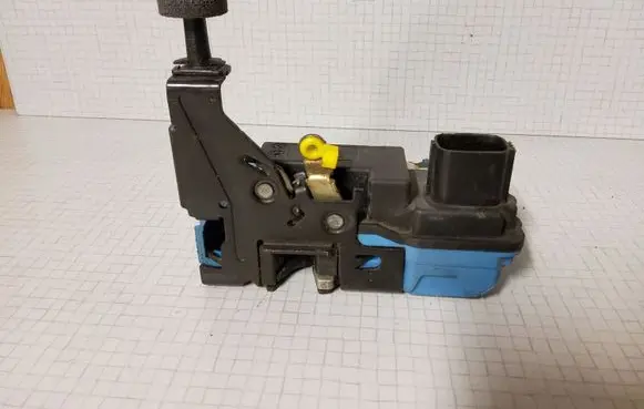 Volvo V70 Front door lock 8650546