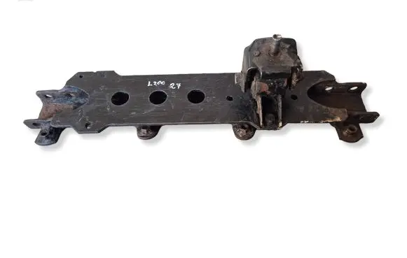 Mitsubishi L200 Front differential bracket 