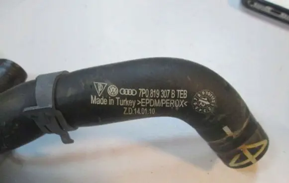 Volkswagen Touareg II Engine coolant pipe/hose 7P0819307B