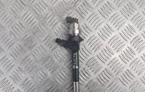 Opel Astra J Fuel injector 55567729 01R35032