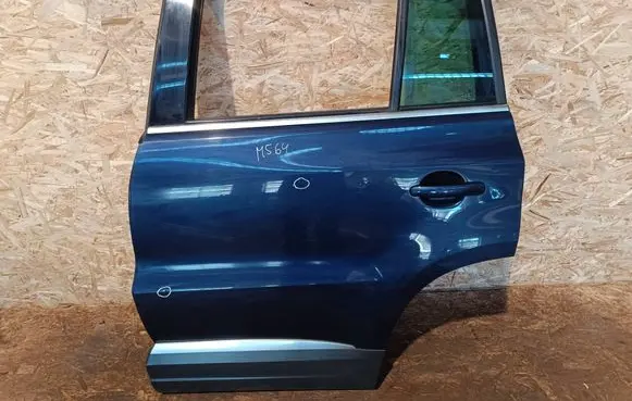 Volkswagen Tiguan Rear door