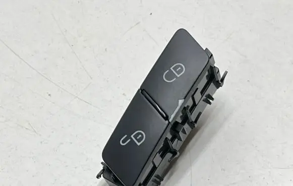 Mercedes-Benz C W204 Central locking switch button A2048706310 03151600