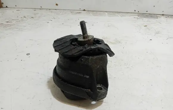 Engine mount bracket