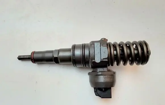 Volkswagen Golf V Fuel injector 038130073AG