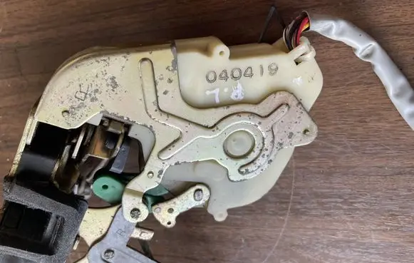 KIA Sorento Front door lock 040419