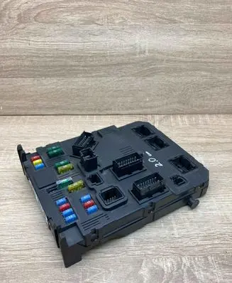 Peugeot 207 CC Fuse module 9655708380 S120104700L