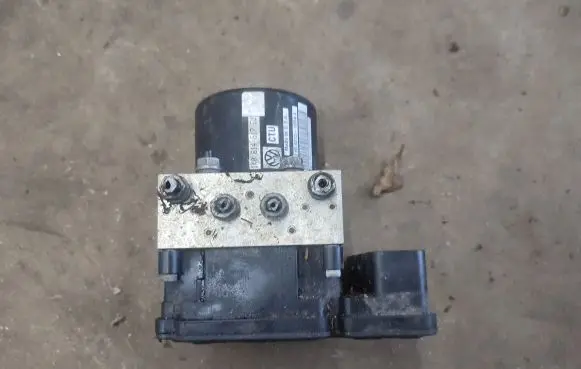 Volkswagen Jetta VI ABS Pump 1K0614517EJ 1K0907379CC