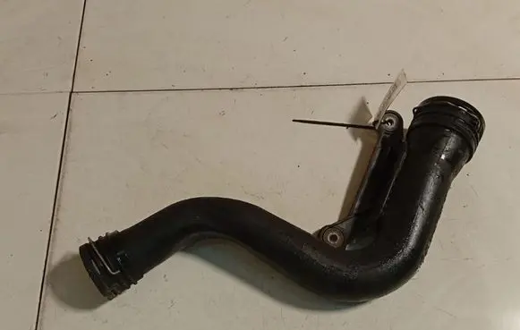 Volkswagen PASSAT B6 Intercooler hose/pipe 1K0145762P