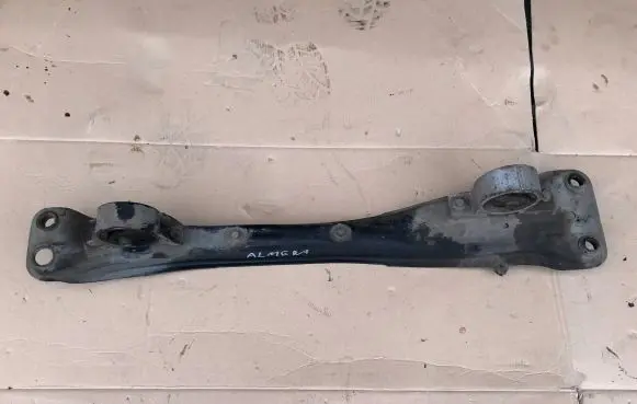 Nissan Almera N16 Engine mounting bracket