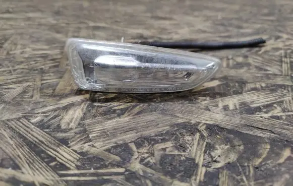 Front fender indicator light