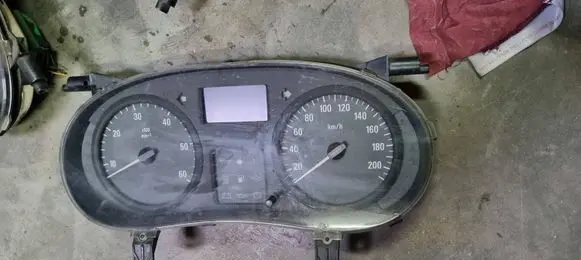 Opel Vivaro Speedometer (instrument cluster) P8200390135A