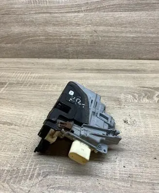 Volkswagen PASSAT B6 Front door lock 3C1837015A
