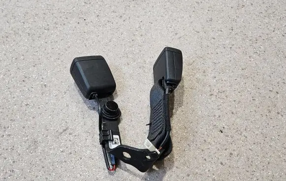 BMW 3 G20 G21 Rear seatbelt buckle 7442030