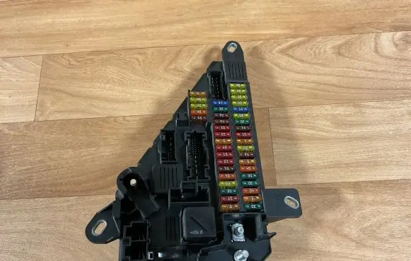 BMW 5 E60 E61 Fuse module 6906619