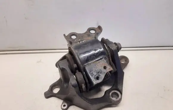 Mazda 6 Engine mounting bracket
