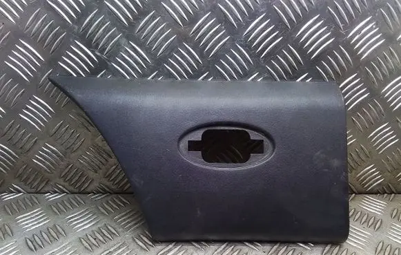Rear fender molding trim