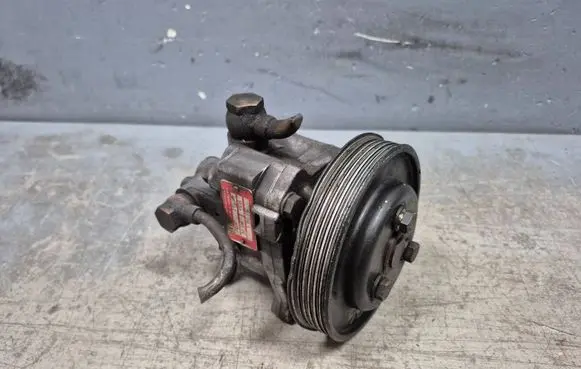 BMW 3 E36 Power steering pump 1141516