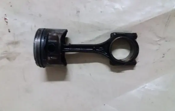 KIA Sportage Piston with connecting rod