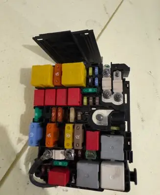 Peugeot 5008 II Fuse module 9804848580