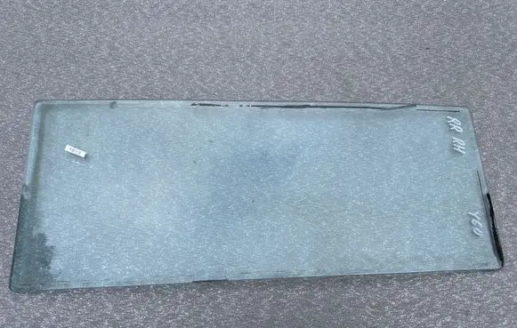 Nissan Patrol Y60 Side middle window/glass 8331206J60