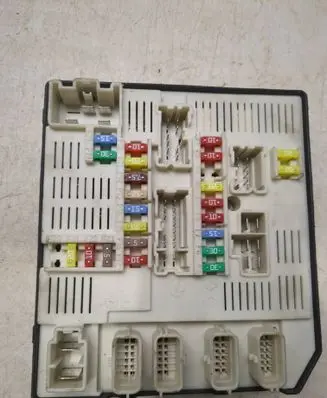 Renault Megane II Fuse module 284B60168R 9636320149 519331E01