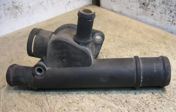 Volkswagen Golf IV Engine coolant pipe/hose 038121133