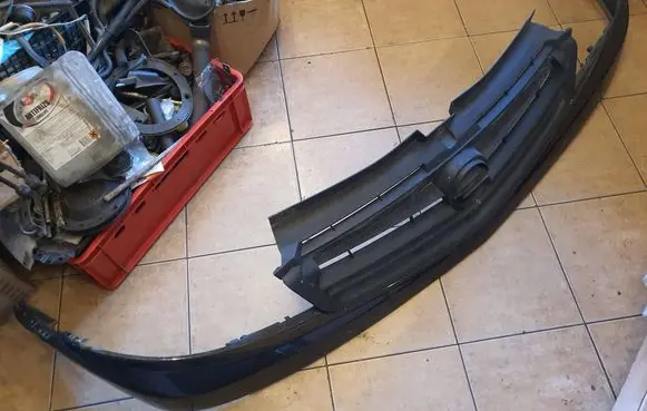 Opel Vivaro Front bumper upper radiator grill 623100248R 66051 03172167