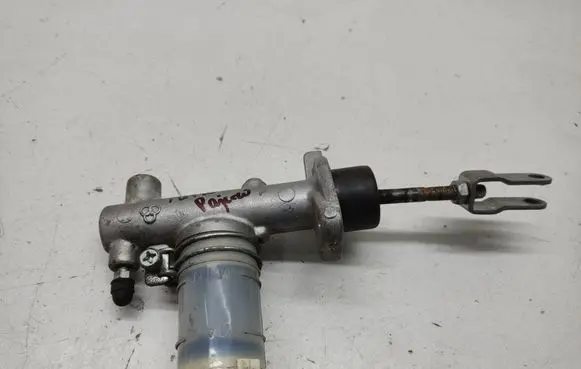 Mitsubishi Pajero Master brake cylinder