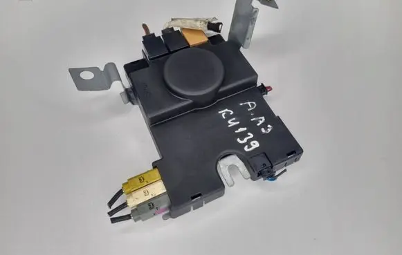 Audi A3 S3 8P Aerial antenna filter 8P3035225