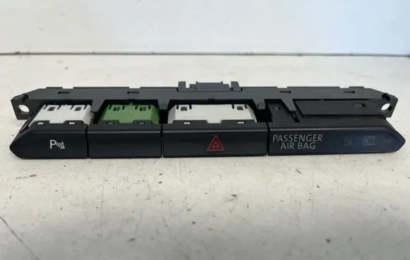 Volkswagen PASSAT B8 Hazard light switch 3G0927132A