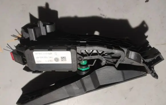 Volkswagen PASSAT B7 Accelerator throttle pedal 1K1723503AP