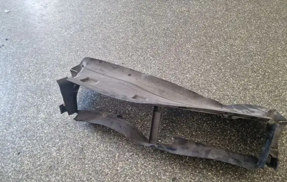 Ford Focus Intercooler air guide/duct channel CM518312AA