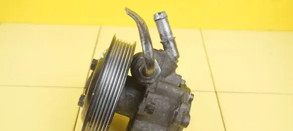 BMW 3 E90 E91 Power steering pump 6788838 N47D20C