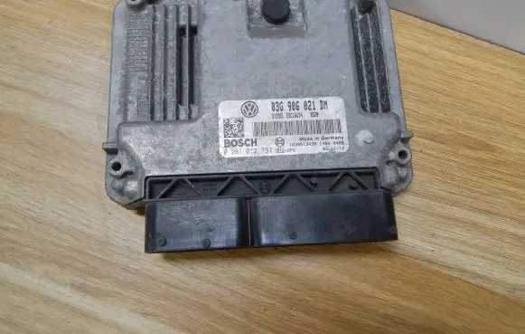 Volkswagen Touran I Engine control unit/module 03G906021DM 1039S13438 0281012737