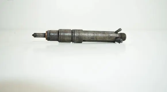Audi A6 S6 C4 4A Fuel injector 046130201B