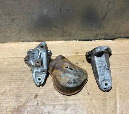 Mercedes-Benz 190 W201 Engine mounting bracket 1022234104 M102 1022236204