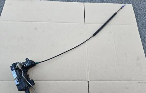 Opel Tigra B Front door lock 93162841 C101873836