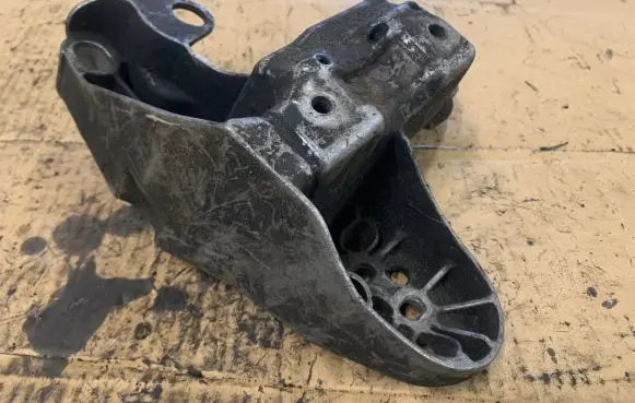 Volkswagen PASSAT B5 Engine mounting bracket 4B0199351A