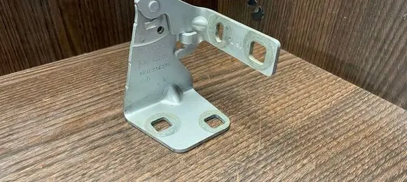 Nissan Primastar Engine bonnet/hood hinges 312082 65667