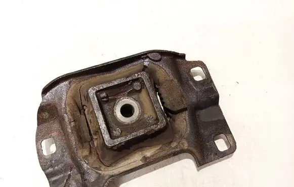 Engine mount bracket