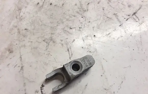 Opel Insignia A Fuel Injector clamp holder 82546 902419