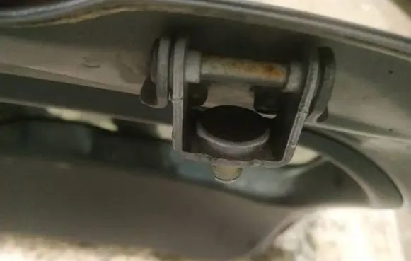 Mazda 3 I Tailgate/trunk/boot hinge 