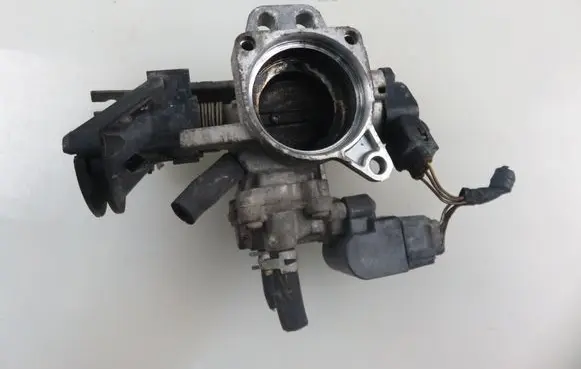 Toyota Yaris Throttle body valve 222100J010
