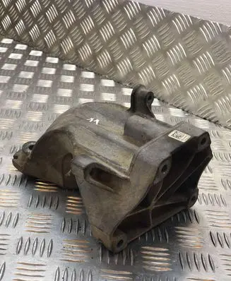 Mercedes-Benz C W204 Engine mounting bracket A6512230004