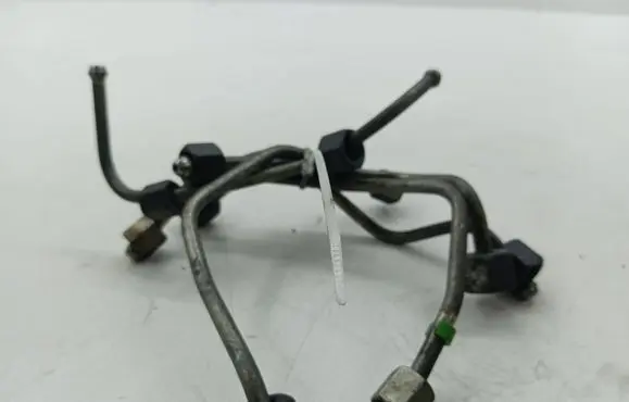 Fuel injector supply line/pipe