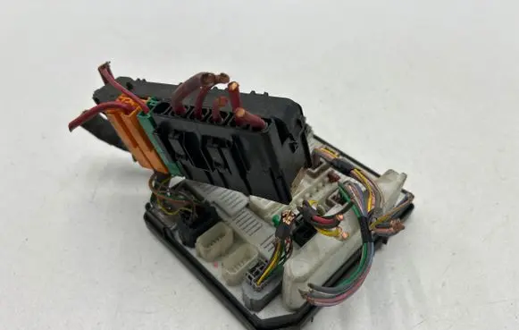 Renault Kangoo II Fuse module 8201044237b
