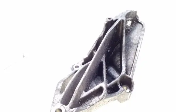 Volkswagen Touareg I Engine mounting bracket 070199307A