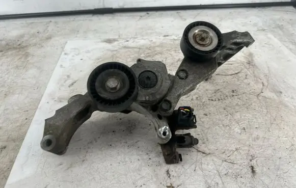 Opel Meriva B Generator/alternator belt tensioner 55565570
